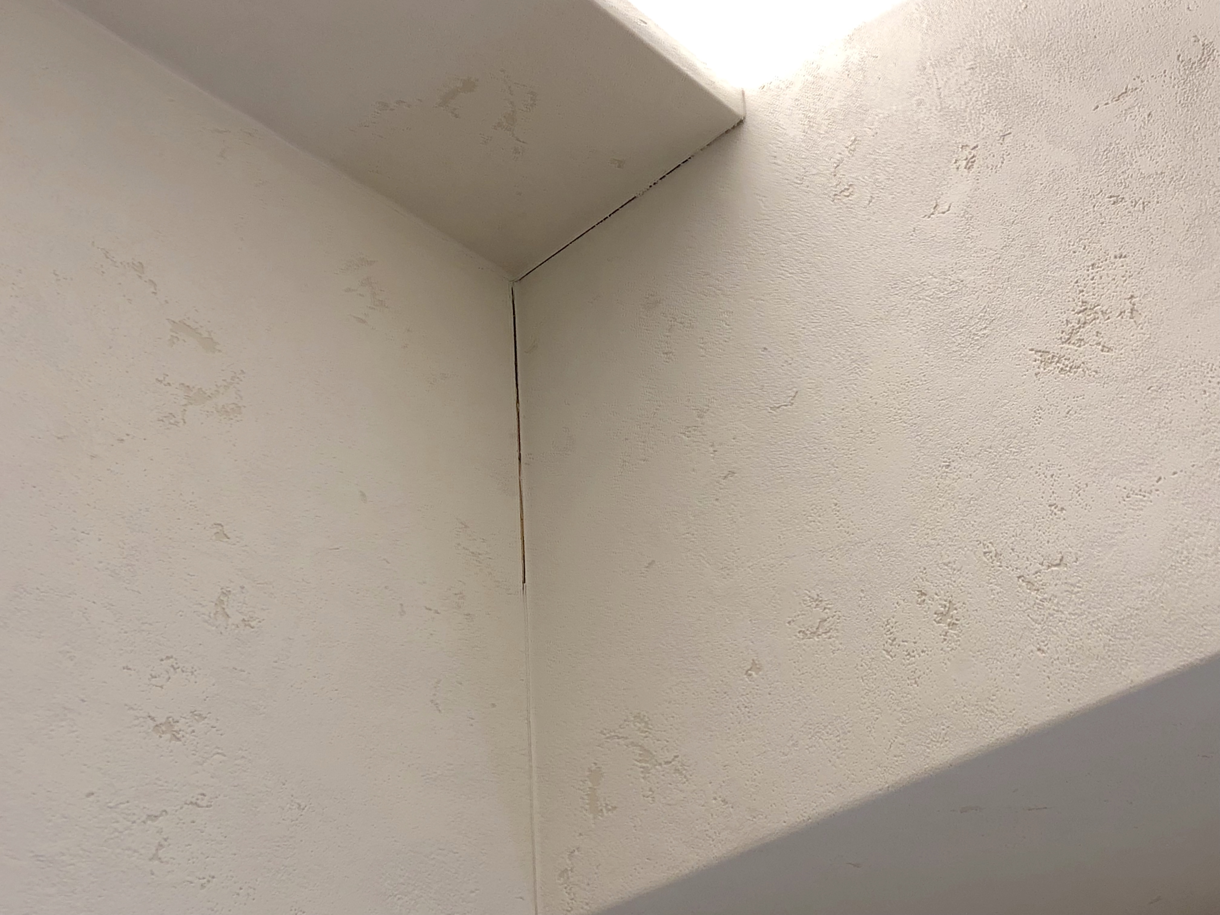 ジョイントコーク で壁紙の隙間 繋ぎ目を補修してみた Pelodias 奥沢 自由が丘 緑が丘 の間にある完全個室のマンツーマン美容室